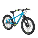 Sininen lasten 20" maastopyörä. Shimano NExus 3-napavaihteisto, jalkajarru ja nestelevyjarru edessä. Jäykkä etuhaarukka. Kuvattu etuviistosta.