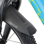 Sininen lasten 20" maastopyörä. Shimano NExus 3-napavaihteisto, jalkajarru ja nestelevyjarru edessä. Jäykkä etuhaarukka. Lähikuva etulokarista.