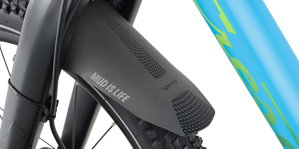 Sininen lasten 20" maastopyörä. Shimano NExus 3-napavaihteisto, jalkajarru ja nestelevyjarru edessä. Jäykkä etuhaarukka. Lähikuva etulokarista.