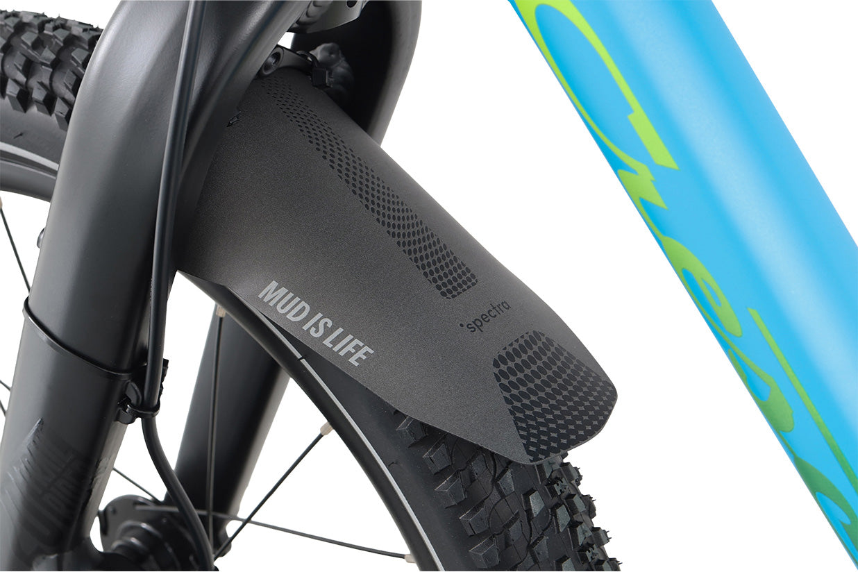 Sininen lasten 20" maastopyörä. Shimano NExus 3-napavaihteisto, jalkajarru ja nestelevyjarru edessä. Jäykkä etuhaarukka. Lähikuva etulokarista.