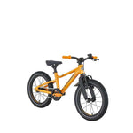 Oranssi lasten 16" jalkajarrullinen polkupyörä. Pyörässä on vakiovarusteina seisontatuki ja lokasuoja edessä. Kuvattu etuviiistosta.