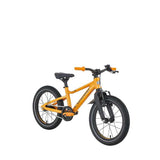 Oranssi lasten 16" jalkajarrullinen polkupyörä. Pyörässä on vakiovarusteina seisontatuki ja lokasuoja edessä. Kuvattu etuviiistosta.