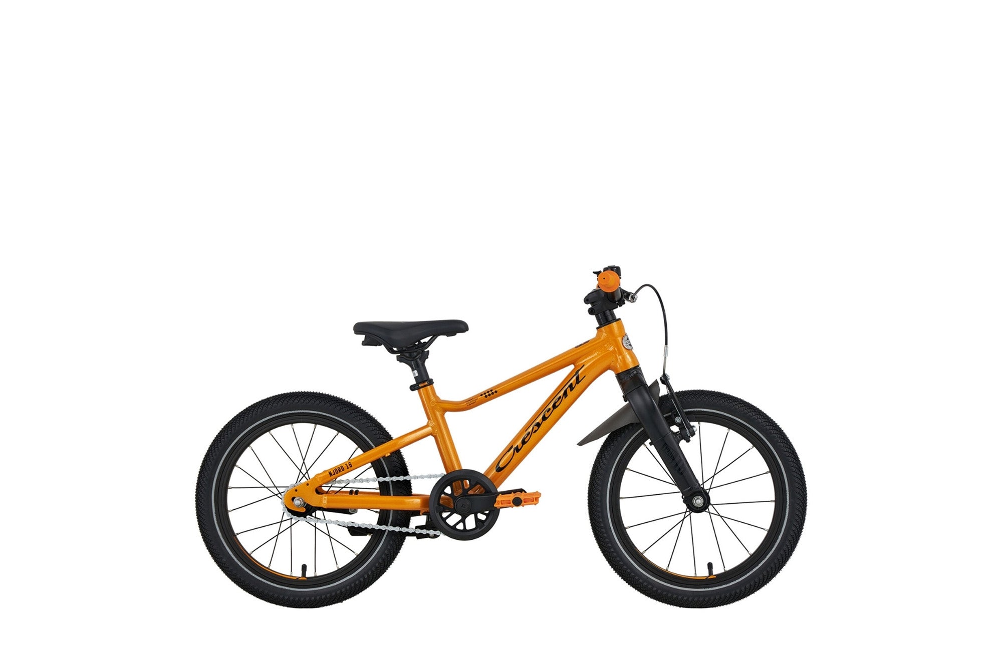 Oranssi lasten 16" jalkajarrullinen polkupyörä. Pyörässä on vakiovarusteina seisontatuki ja lokasuoja edessä. Kuvattu sivulta.