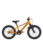 Oranssi lasten 16" jalkajarrullinen polkupyörä. Pyörässä on vakiovarusteina seisontatuki ja lokasuoja edessä. Kuvattu sivulta.