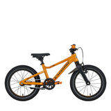 Oranssi lasten 16" jalkajarrullinen polkupyörä. Pyörässä on vakiovarusteina seisontatuki ja lokasuoja edessä. Kuvattu sivulta.