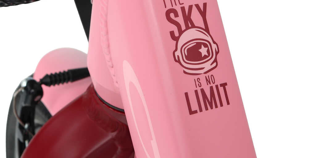 Vaaleanpunainen lasten 16" polkupyörä, jossa on matala jalannostokorkeus, etukori, takateline, seisontatuki, lokasuoja ja ketjusuoja. Lähikuva rungon yksityiskohdasta.