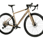 Kulta-beige 12-vaihteinen, alumiinirunkoinen ja hiilikuituihaarukkainen gravel-pyörä. Kuvattu etuviistosta.