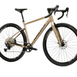 Kulta-beige 12-vaihteinen, alumiinirunkoinen ja hiilikuituihaarukkainen gravel-pyörä. Kuvattu etuviistosta.