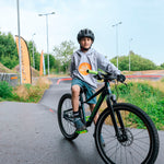 Lasten 24" alumiinirunkoinen maastopyörä jäykällä alumiinihaarukalla. Seitsemän vaihdetta, jalkajarru ja nestelevyjarru edessä. Värinä petroolinsininen. Poikaoletettu ajaa pumptrackillä pyörällä.