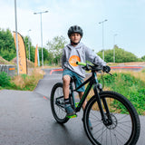Lasten 24" alumiinirunkoinen maastopyörä jäykällä alumiinihaarukalla. Seitsemän vaihdetta, jalkajarru ja nestelevyjarru edessä. Värinä petroolinsininen. Poikaoletettu ajaa pumptrackillä pyörällä.